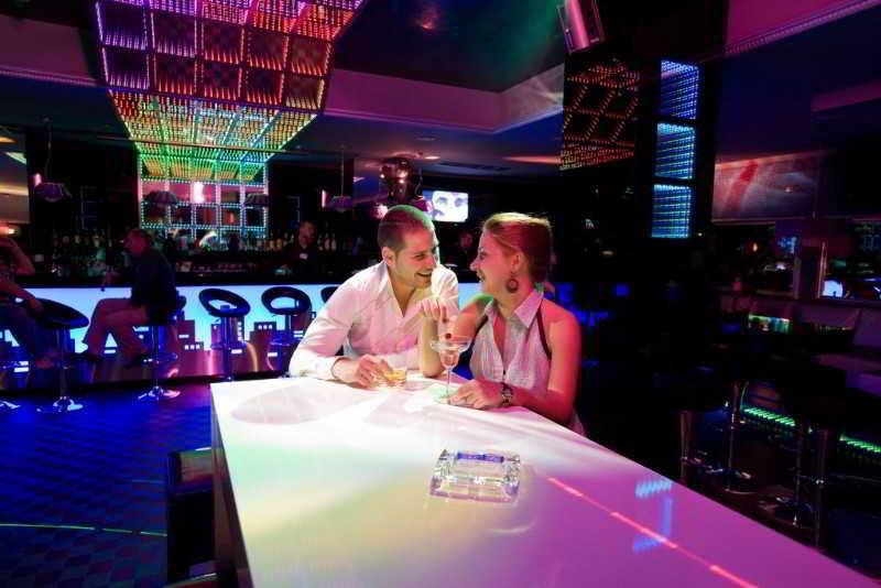 Спа Отель Персенк Девин Экстерьер фото The bar at the nightclub